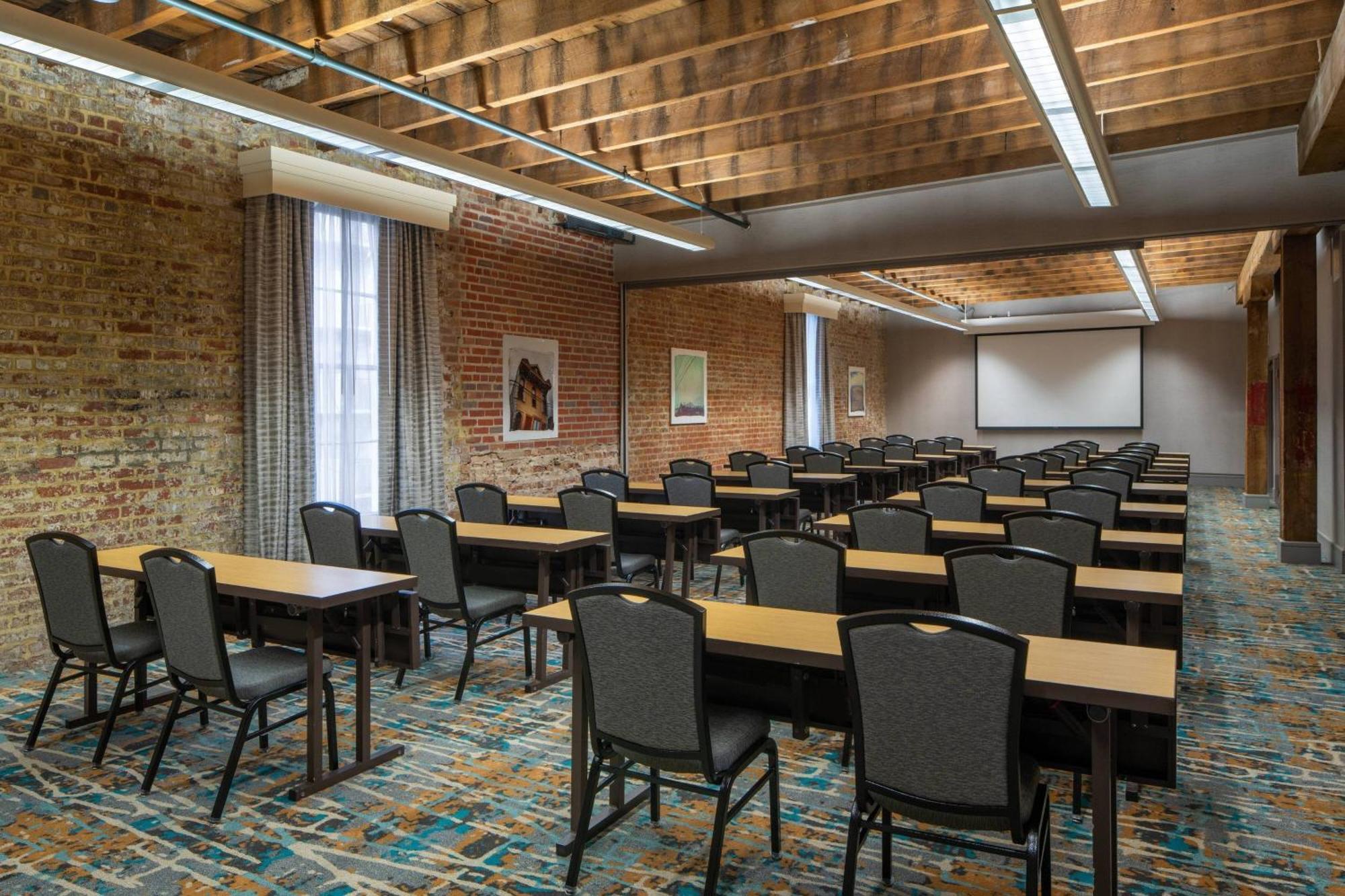 Courtyard By Marriott New Orleans Warehouse Arts District Hotel Екстериор снимка