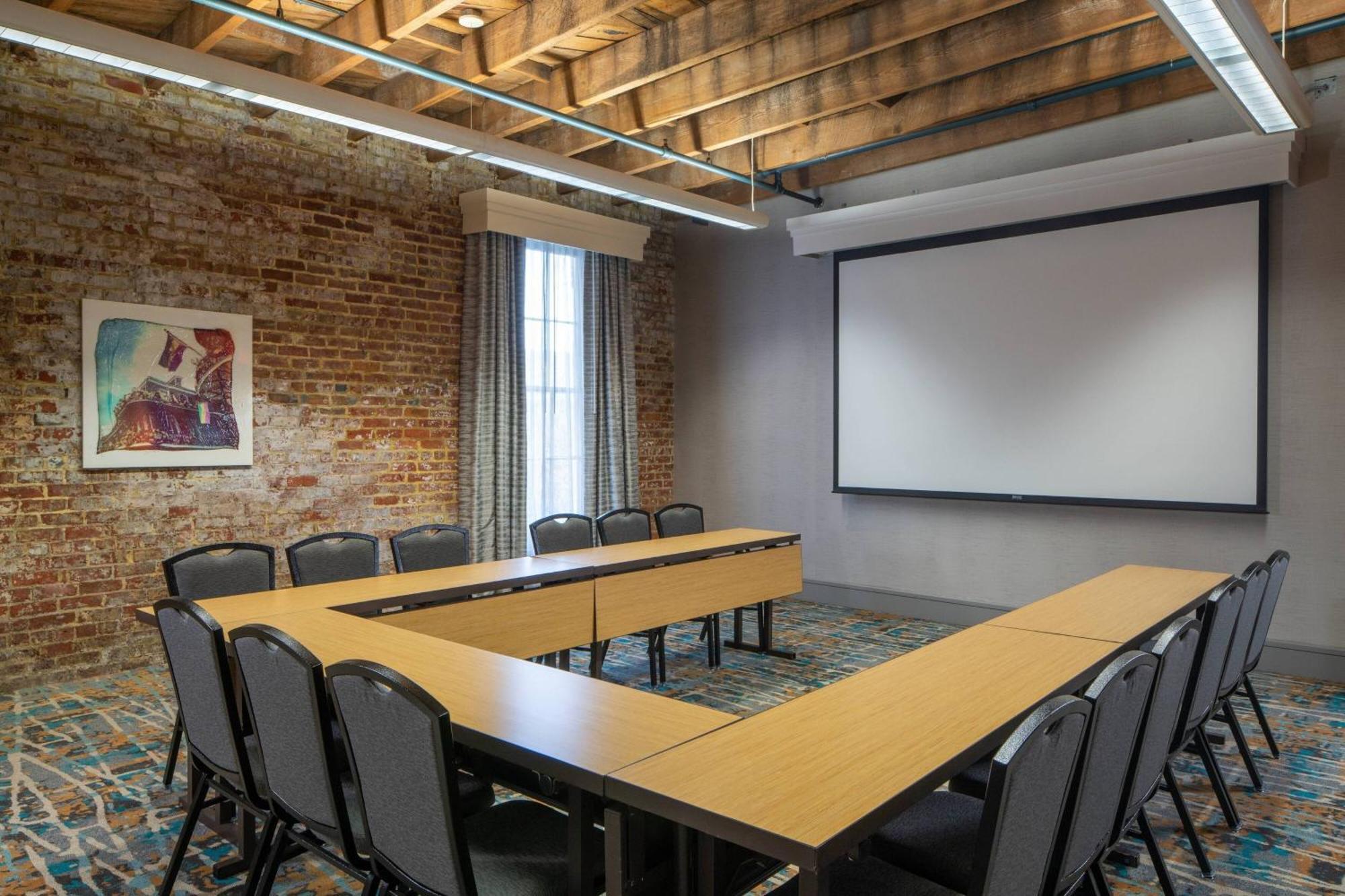 Courtyard By Marriott New Orleans Warehouse Arts District Hotel Екстериор снимка