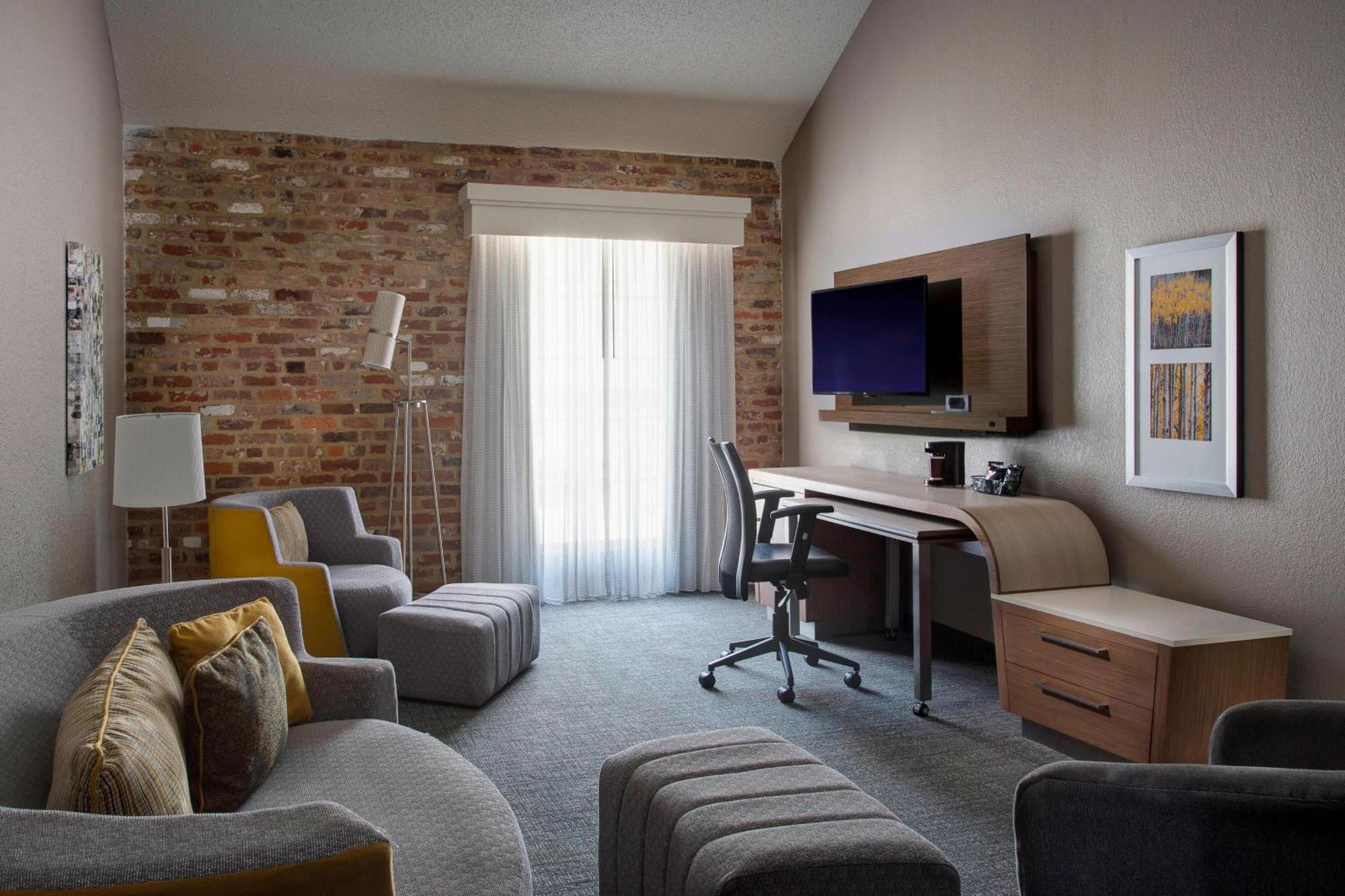 Courtyard By Marriott New Orleans Warehouse Arts District Hotel Екстериор снимка