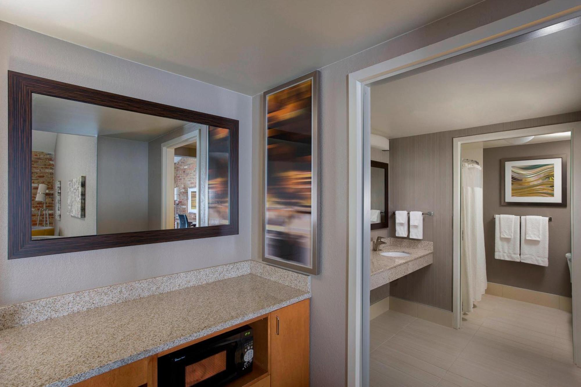Courtyard By Marriott New Orleans Warehouse Arts District Hotel Екстериор снимка