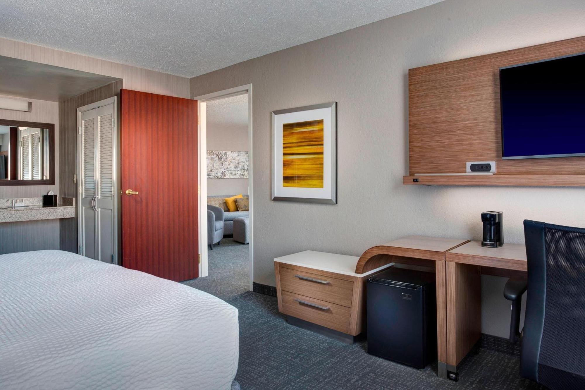 Courtyard By Marriott New Orleans Warehouse Arts District Hotel Екстериор снимка